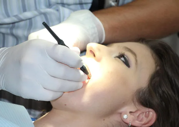Opuchnięty policzek po ekstrakcji zęba - objawy i przyczyny