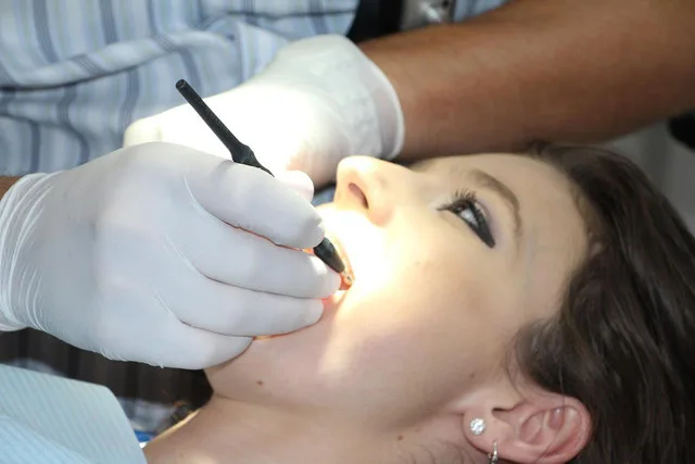 Opuchnięty policzek po ekstrakcji zęba - objawy i przyczyny